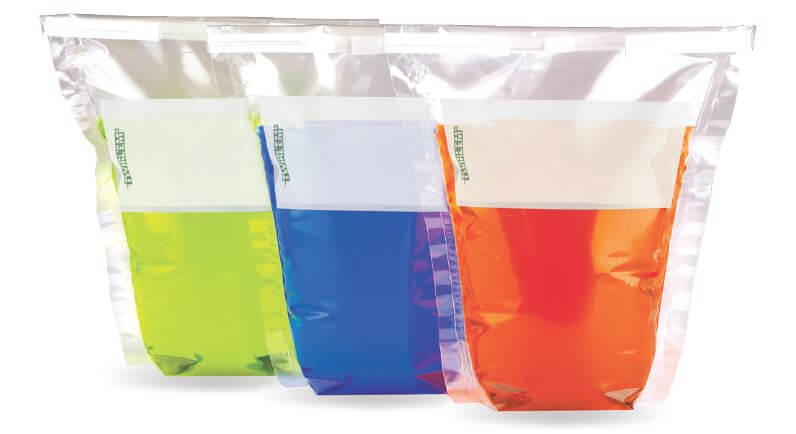 3 sacs autoportant contenant du liquide vert, bleu et rouge